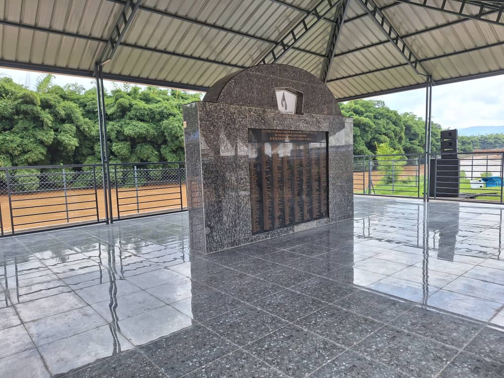 Uru rwibutso turiho amazina ya bamwe mu bajugunywe mu mugezi wa Nyabarongo