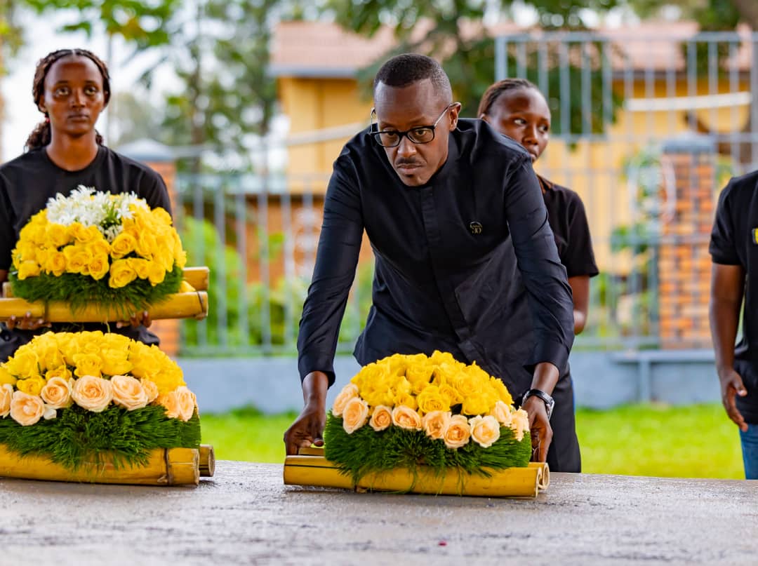 Umuyobozi Mukuru wa Rwanda Foam na AMEGERWA, Makuza Robert ashyira indabo ku mva ziruhukiyemo abazize Jenoside Yakorewe Abatutsi