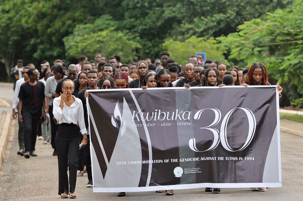 Abanyeshuri n'abakozi ba Ashesi University bakoze urugendo rwo kwibuka