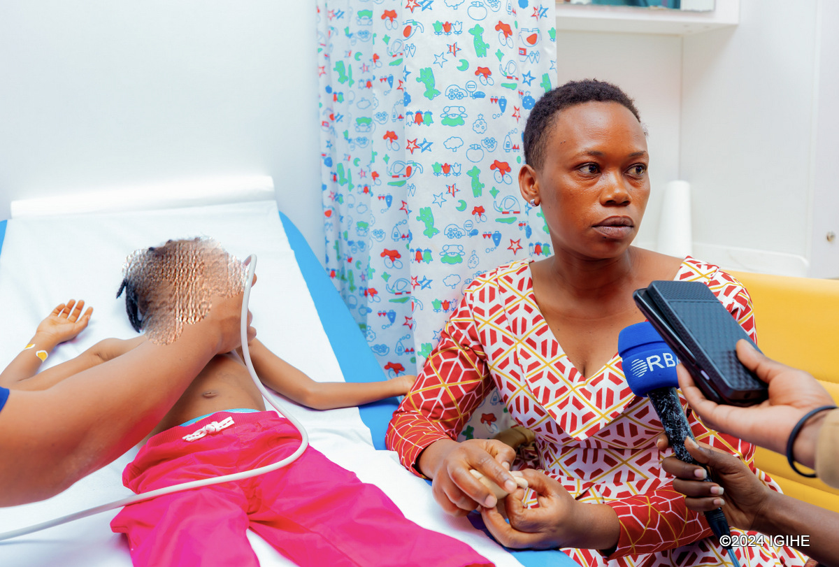 Uyu mubyeyi atuye mu Karere ka Gisagara, yabyaye impanga, umwana umwe (uwo uryamye) agira ikibazo cyo kutifunga kw'akayoboro kafashaga mu gukumira amaraso ko ajya mu bihaha bye mu gihe yari mu nda ya nyina. Ubu icyo kibazo cyarakemutse