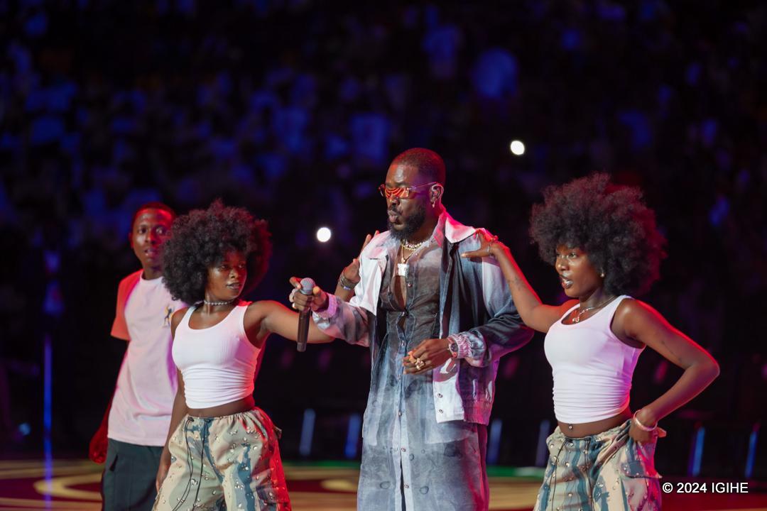 Umuhanzi Adekunle Gold yataramye mu karuhuko k'igice cya mbere