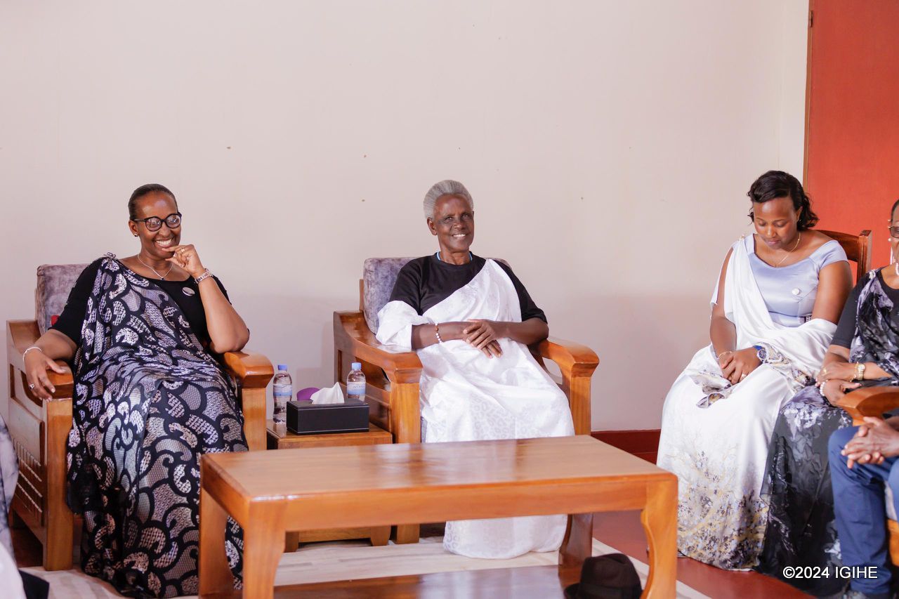 Madamu Jeannette Kagame yaganiriye n'Intwaza mu rugo rw'impinganzima ya Huye