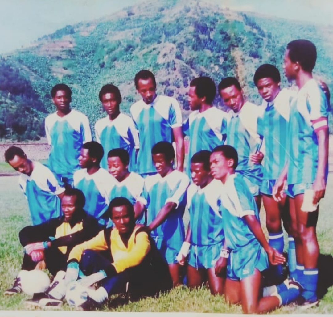 Murangwa Eugène (wambaye umwambaro urimo umuhondo nyinshi) mu Ikipe ya Rayon Sports