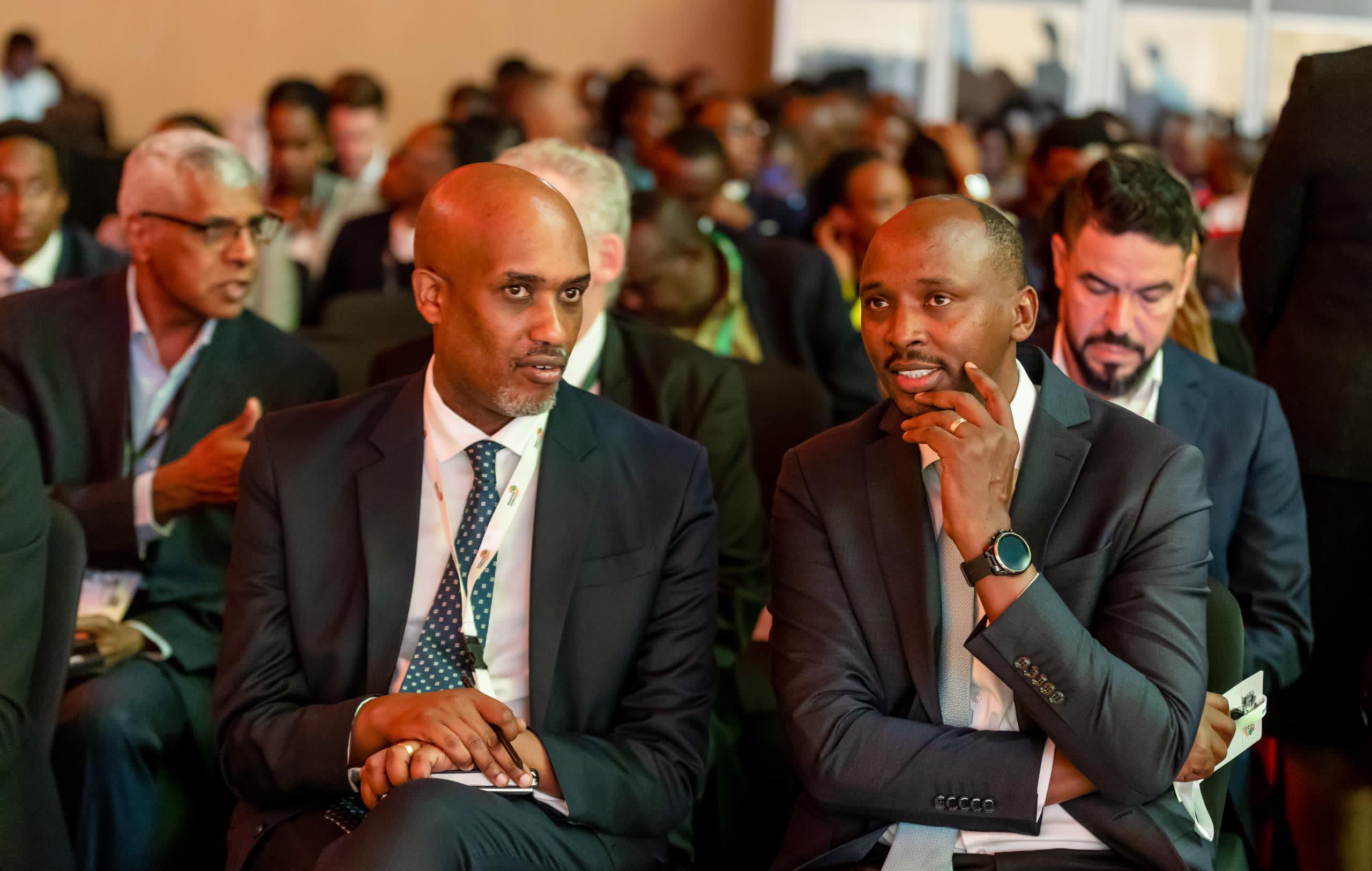 Minisitiri w'Ubutabera, Dr. Ugirashebuja Emmanuel ari kuganira na Minisitiri w'Ubuzima Dr. Nsanzimana Sabin