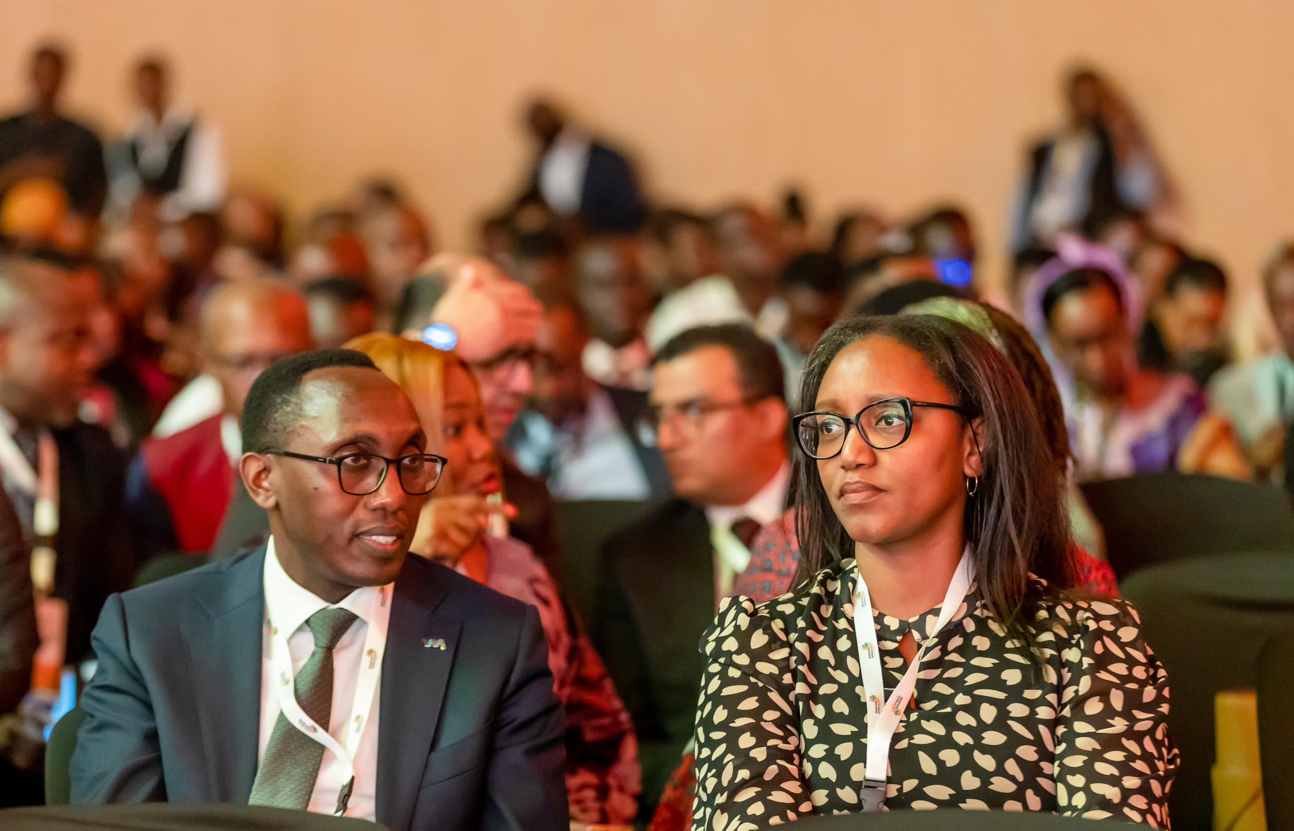 Umuyobozi Mukuru wa I&M Banki, Benjamin Mutimura ari kuganira n'Umuyobozi Mukuru wa RwandAir, Yvonne Makolo