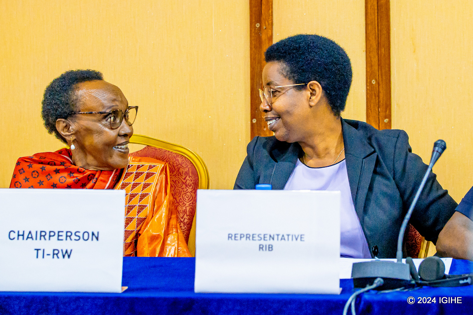 Umuyobozi wa TI-Rw, Ingabire Marie Immaculée ari kumwe n'Umuyobozi wa RIB wungirije, Consolée Kamarampaka, mu imurika ry'ubu bushakashatsi.