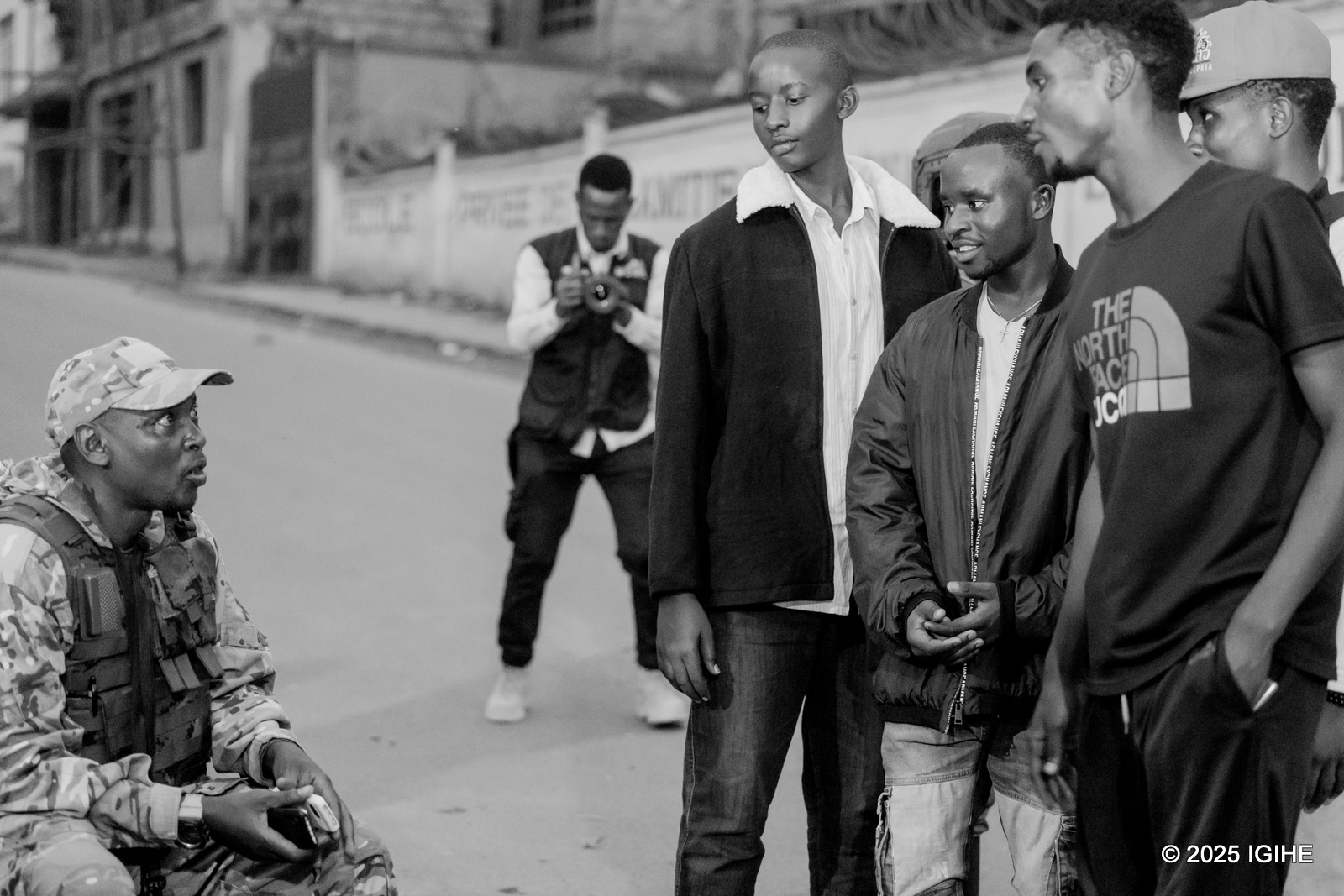 Umuvugizi wa M23 aganira n'abaturage bari bamunyuzeho aho yari yicaye