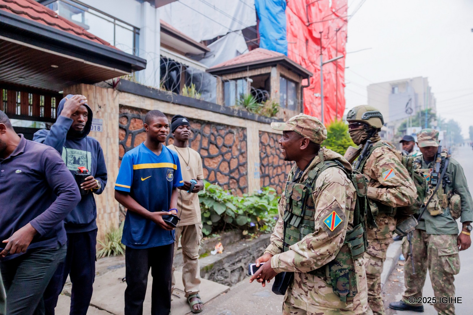 Col Willy Ngoma aganira n'abaturage yari ahuye nabo mu muhanda