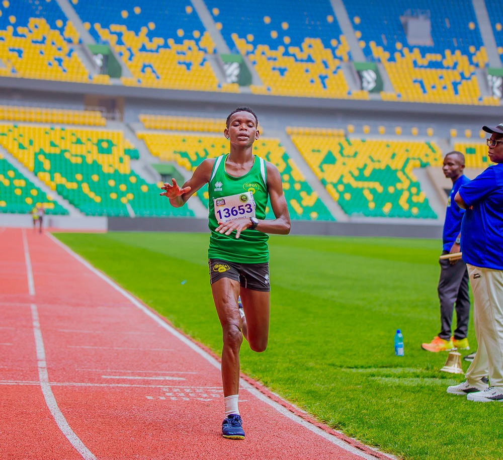 Niyonkuru Florence wa Sina Gerard Athletic Club yabaye uwa mbere mu bagore basiganwa metero ibihumbi 10