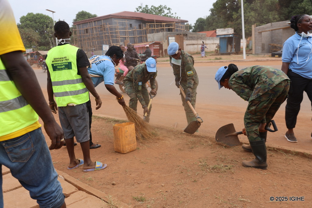 Abasirikare b'u Rwanda bari mu butumwa bw'amahoro mu bindi bihugu bamaze kuhageza igikorwa cy'Umuganda bagafatanya n'abaturage