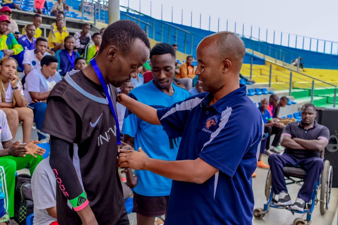 Muvunyi Hermas yambikwa umudai wa Zahabu nyuma yo kwitwara neza muri metero 200 na metero 400