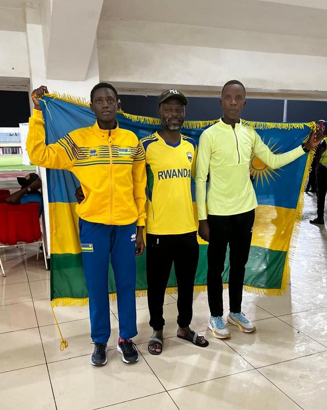 Uwitonze Claire (ibumoso) na Ingabire Victor (iburyo) nyuma yo kwitwara neza muri Djibouti