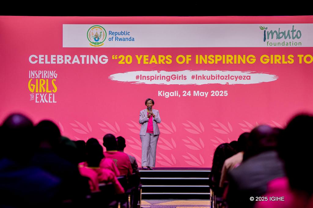 Louise Mushikiwabo yasabye abakobwa bahembwe nk'Inkubito z'Icyeza kurangwa n'indangagaciro nyarwanda
