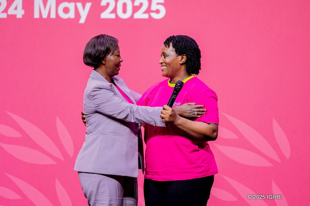 Umunyamabanga Mukuru w’Umuryango w’Ibihugu bikoresha ururimi rw’Igifaransa, OIF, Louise Mushikiwabo, yakirwa na Minisitiri Uwimana ubwo yari agiye kuganiriza abakobwa b'Inkubito z'Icyeza