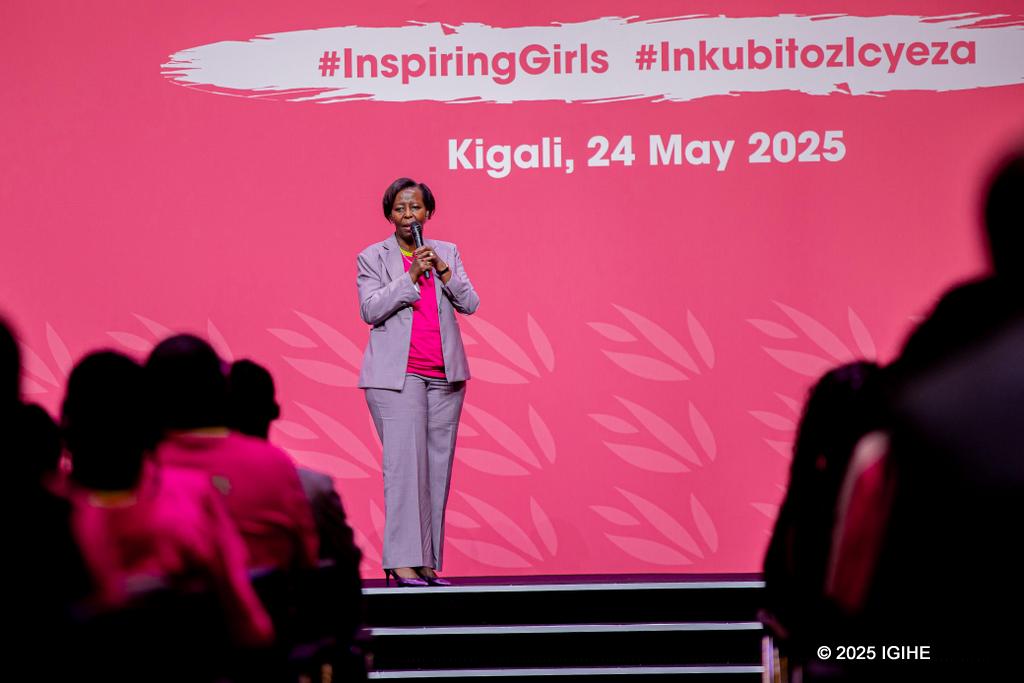 Mushikiwabo yasabye aba bakobwa kugira icyerekezo, indangagaciro nzima n'amahitamo meza