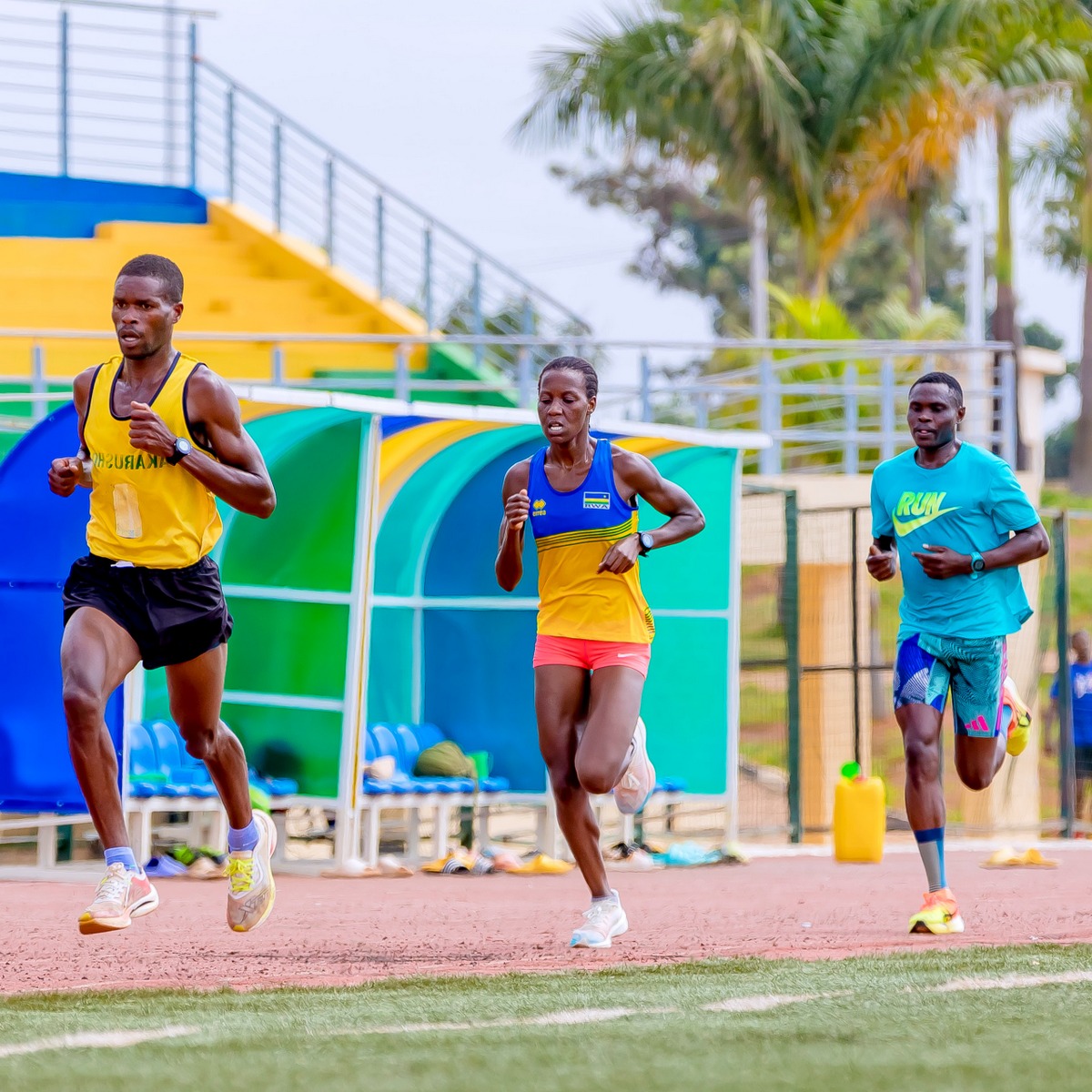 Ntirenganya Fidèle (uri imbere) azakina Marathon ya Kigali ku nshuro ya mbere. Mu ifoto, akurikiwe na Uwizeyimana Jeanne Gentille na Hitimana Noël