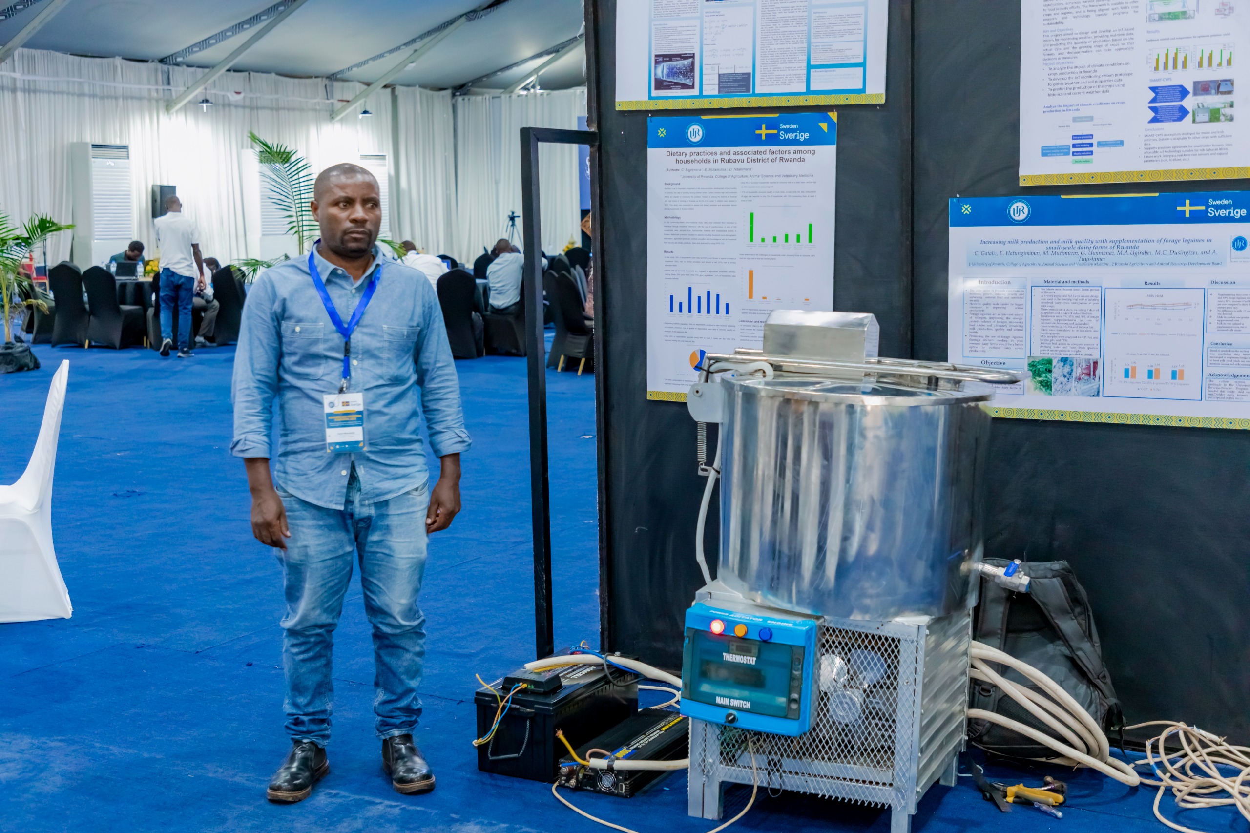 Umwalimu muri Kaminuza y’u Rwanda, wigisha ibijyanye n’amashanyarazi, Fabien Mukundukize yakoze igikoresho cyo gukonjesherezamo amata gikoresheje imirasire y’izuba