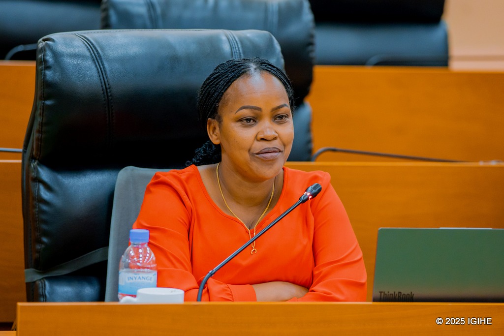 Senateri Umuhire Adrie yerekanye ko hari ibibazo bikigaragara ku batuye mu birwa bikwiye kwitabwaho