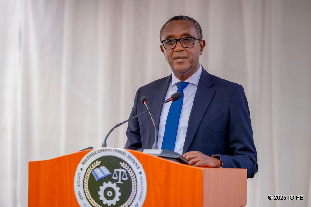 Minisitiri w’Umutekano imbere mu Gihugu, Dr. Vincent Biruta yashimiye abagiye mu kiruhuko cy’izabukuru ku bwitange n’umurava no kutizigama byabaranze mu kazi kabo
