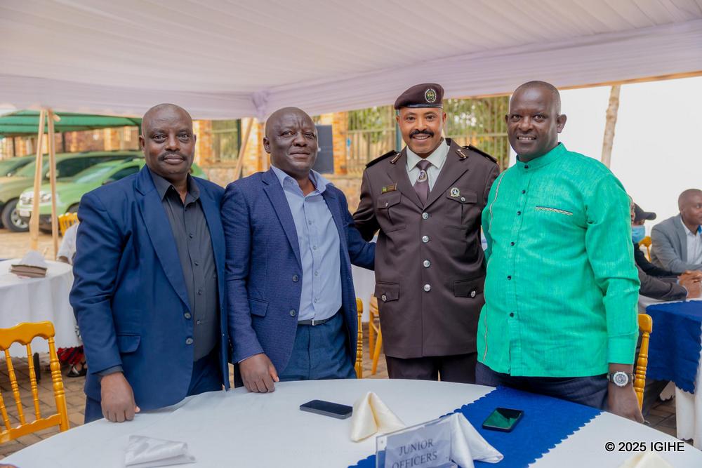 Abakozi bari bishimiye igihe bamaze batanga umusanzu, aha bifotozanyaga na CSP Sengabo Hillary wahawe inshingano zo kuvugira RCS