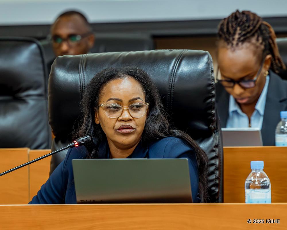 Perezida wa Komisiyo y’Imibereho y’Abaturage, Senateri Umuhire Adrie, yagaragaje ko hari ibirwa bifite imiterere itakorohereza Leta kugezayo ibyangombwa byose bikenewe