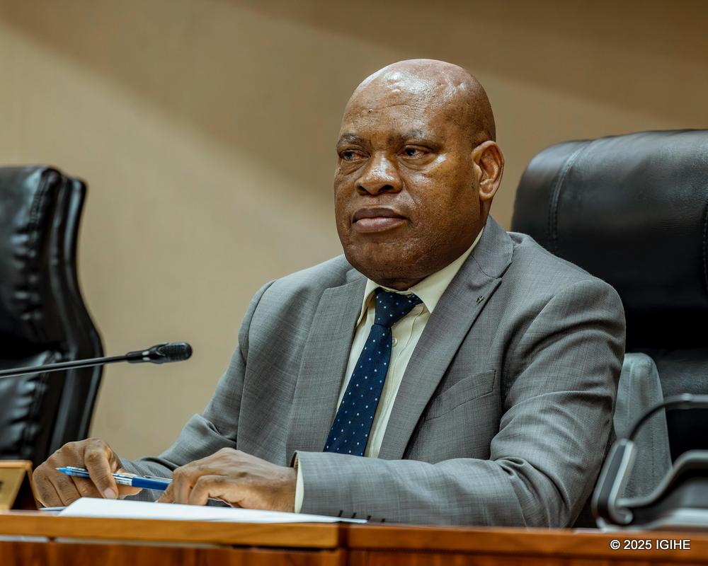 Perezida wa Sena y'u Rwanda, Dr. Francois Kalinda Xavier ayoboye Inteko Rusange