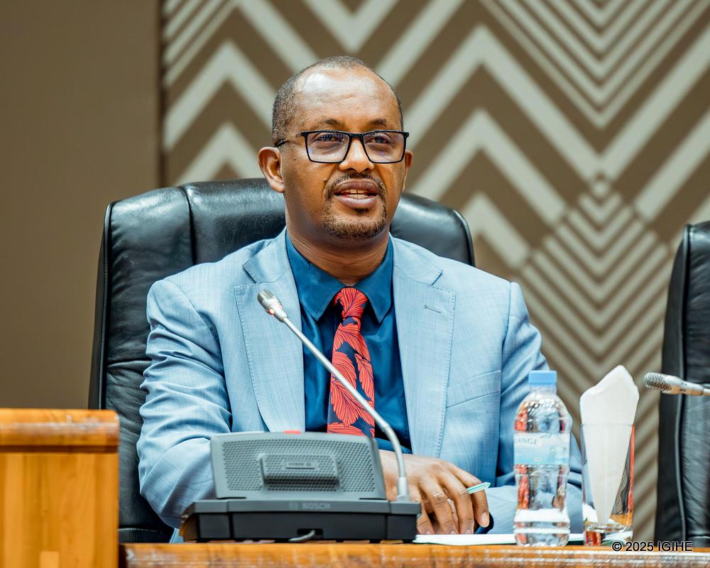 Depite Munyangeyo Théogène uyoboye Komisiyo y’Ubukungu n’Ubucuruzi, yasuzumye ishingiro ry’umushinga w’itegeko, yavuze ko rizafasha mu kunoza imikorere y’iyo mirimo