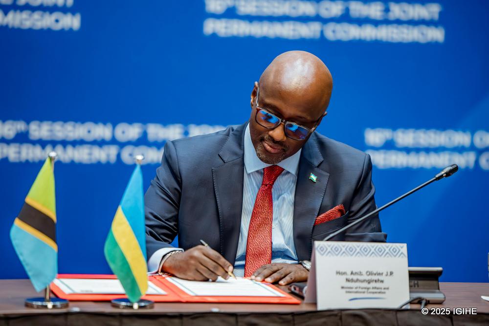 Ubwo Minisitiri Nduhungirehe yashyiraga umukono ku masezerano