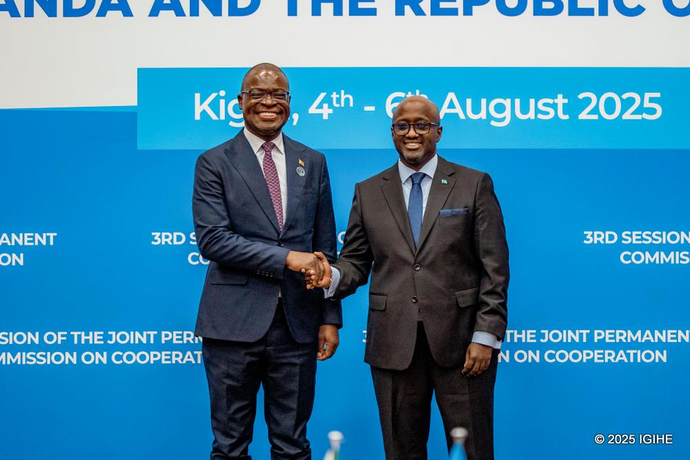 Minisitiri Amb. Olivier Nduhungirehe na mugenzi we wa Zimbabwe, Prof. Dr. Amon Murwira