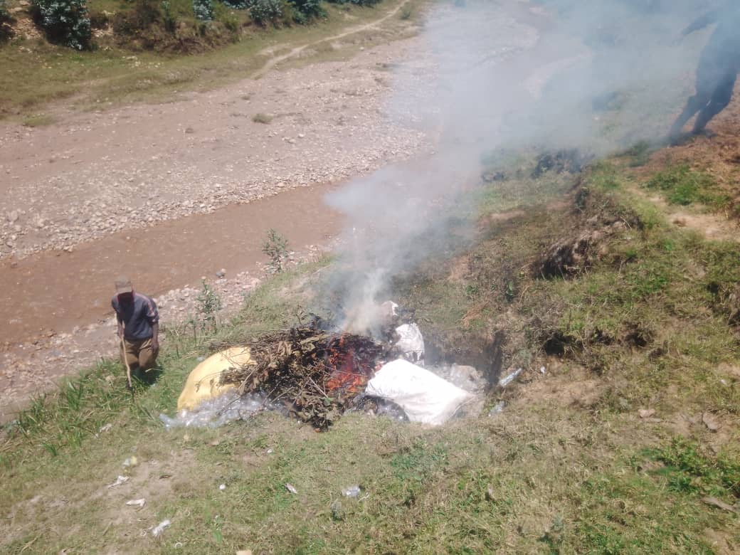 Hatwitswe amacupa ya pulasitike yakoreshwaga bafunga inzoga z'inkorano