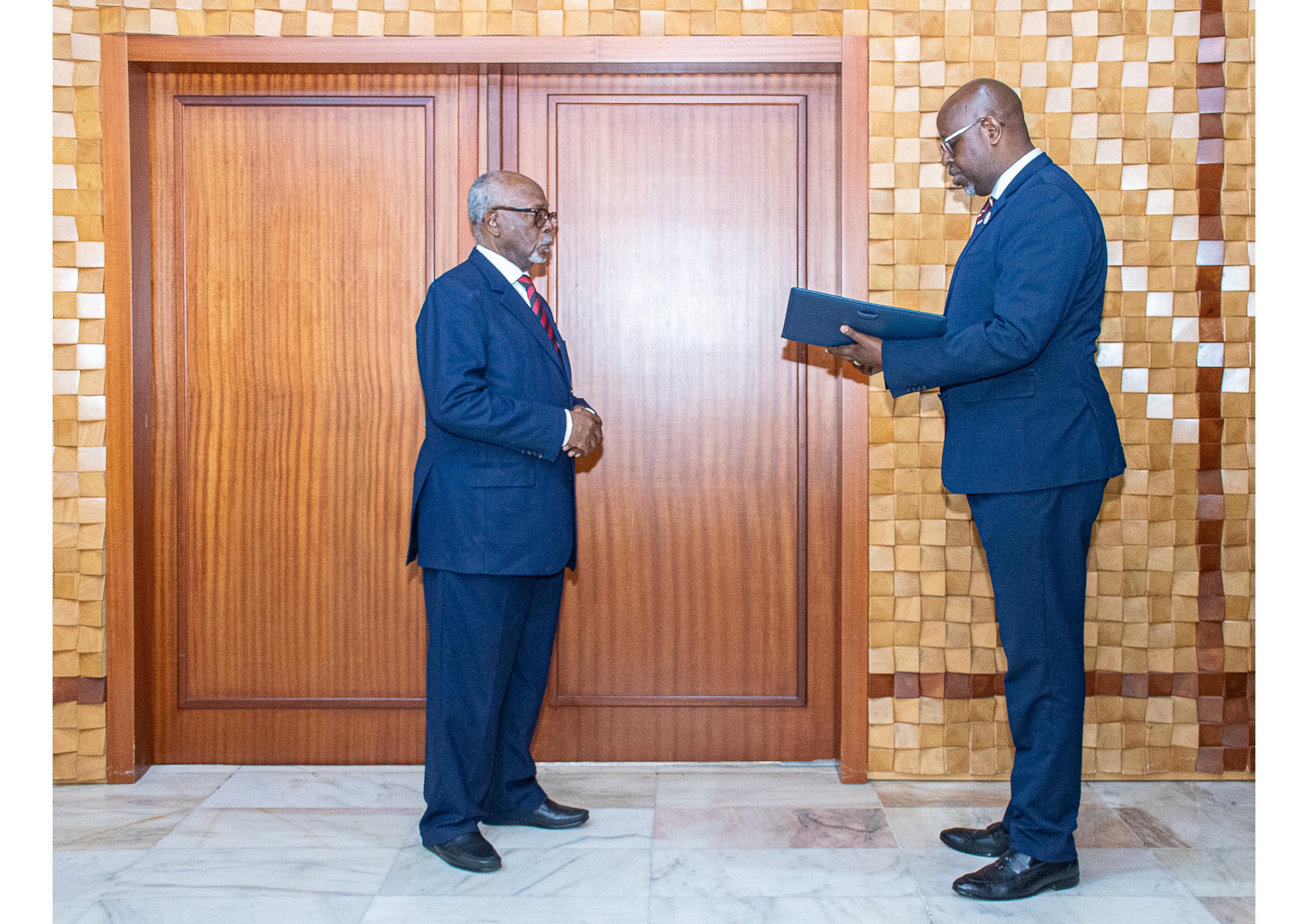 Rwabidadi yashyikirije Minisitiri w'Ububanyi n'Amahanga wa Cameroun ibaruwa imwemerera gutangira inshingano nk'Umuyobozi wa IFAD muri iki gihugu no muri Afurika yo Hagati