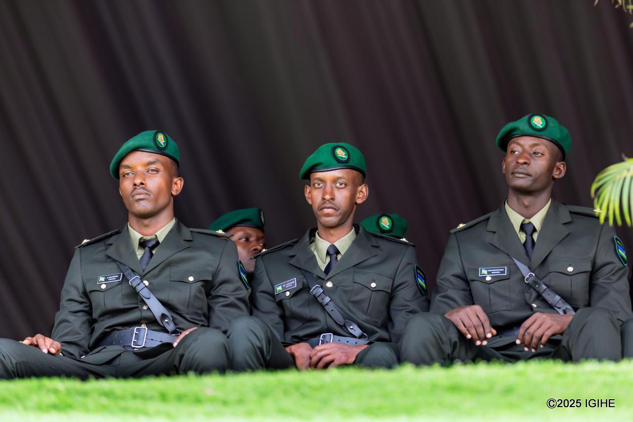 Brian Kagame (uri hagati) ari mu bofisiye bato bagiye kwinjira mu Ngabo z'u Rwanda