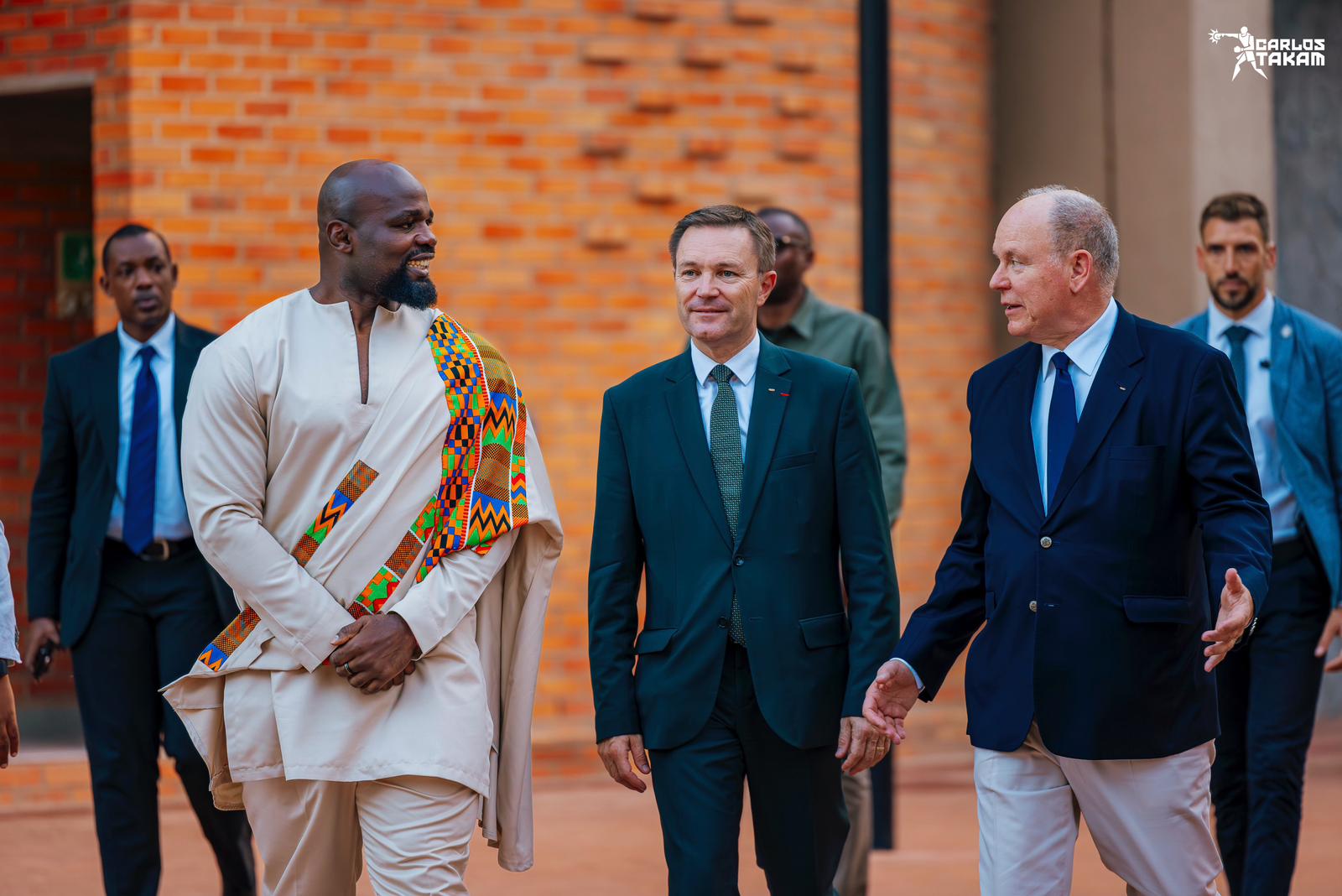 Carlos Takam, David Lappartient n'Igikomangoma Albert II wa Monaco bari kujya muri uyu muhango
