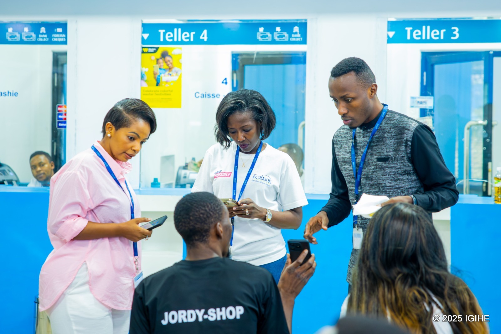 Umuyobozi Mukuru wa Ecobank, Carine Umutoni, yumva ibyifuzo by'abakiliya