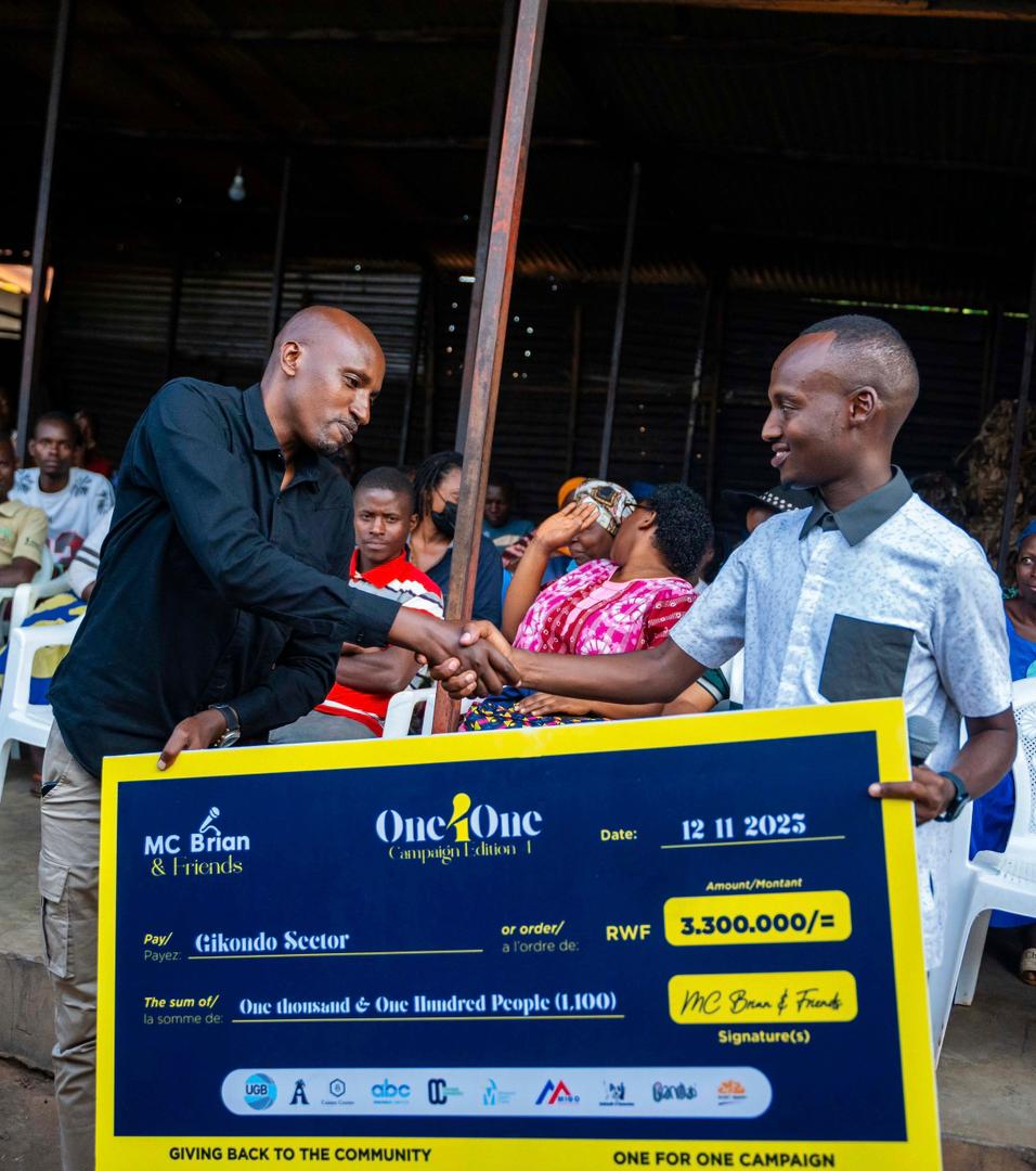 MC Brian n'inshuti ze batanze Mutuelle de Santé ku bantu 1100 bo mu Gashyekero