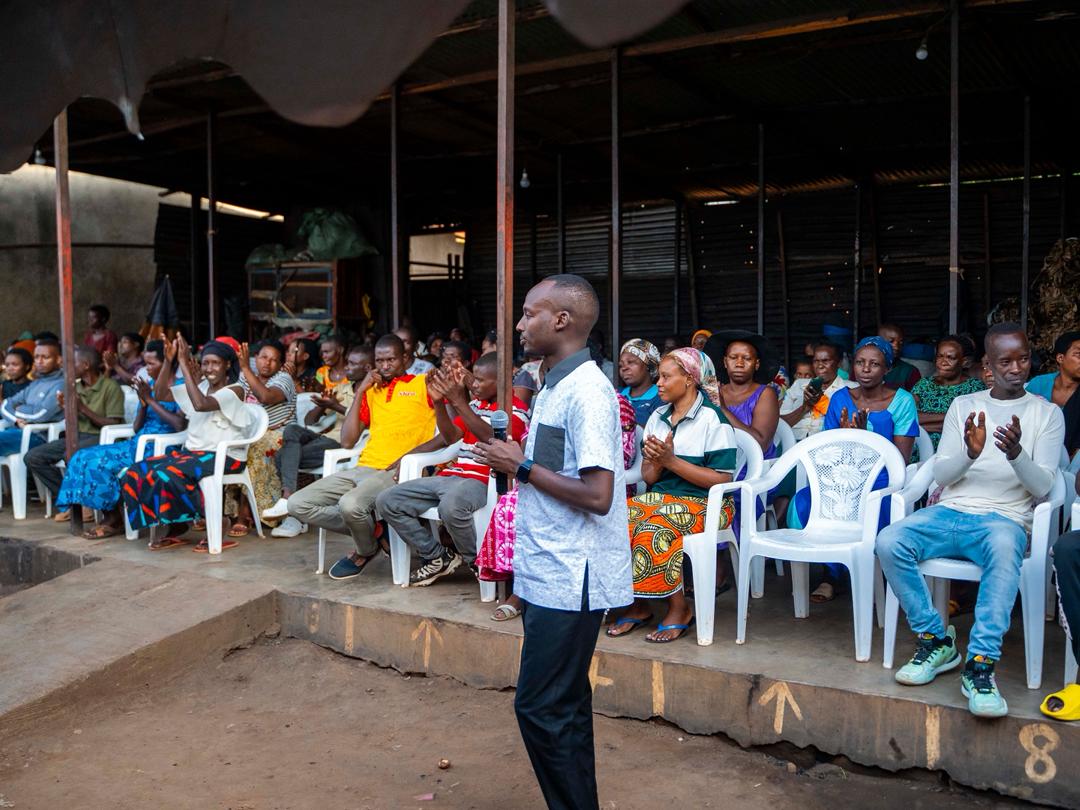 MC Brian aganiriza abaturage bo mu Gashyekero barimo abahawe Mutuelle de Santé