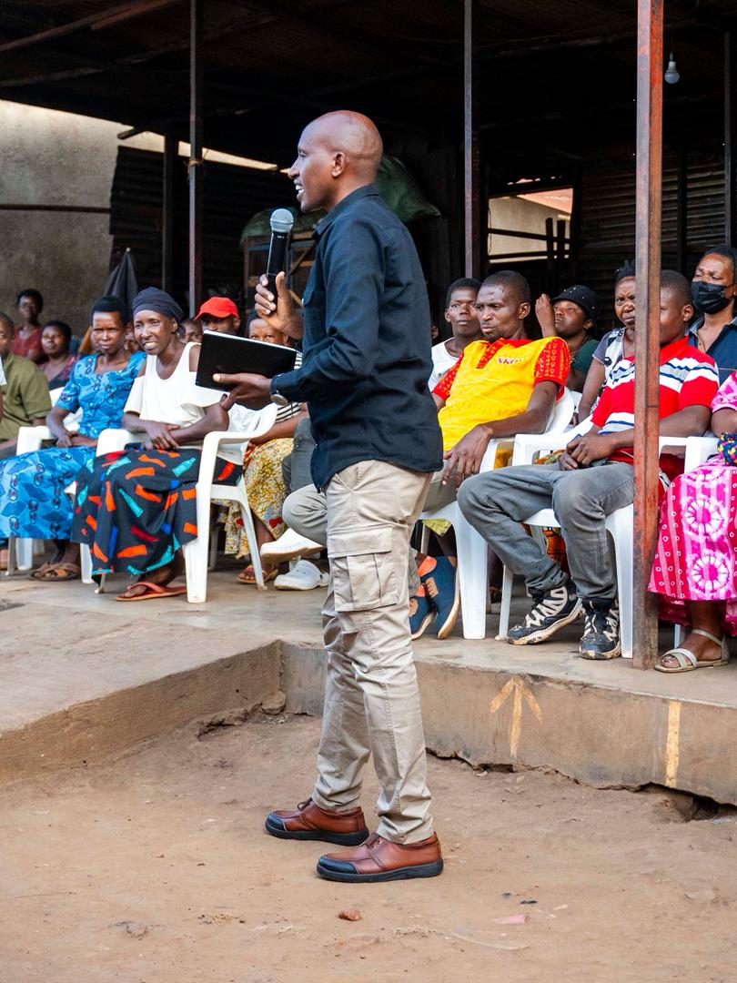 Umunyamabanga Nshingwabikorwa w’Umurenge wa Gikondo, Niyonkuru Emmanuel, yashimiye MC Brian n’inshuti ze kuri iki gikorwa bakoze
