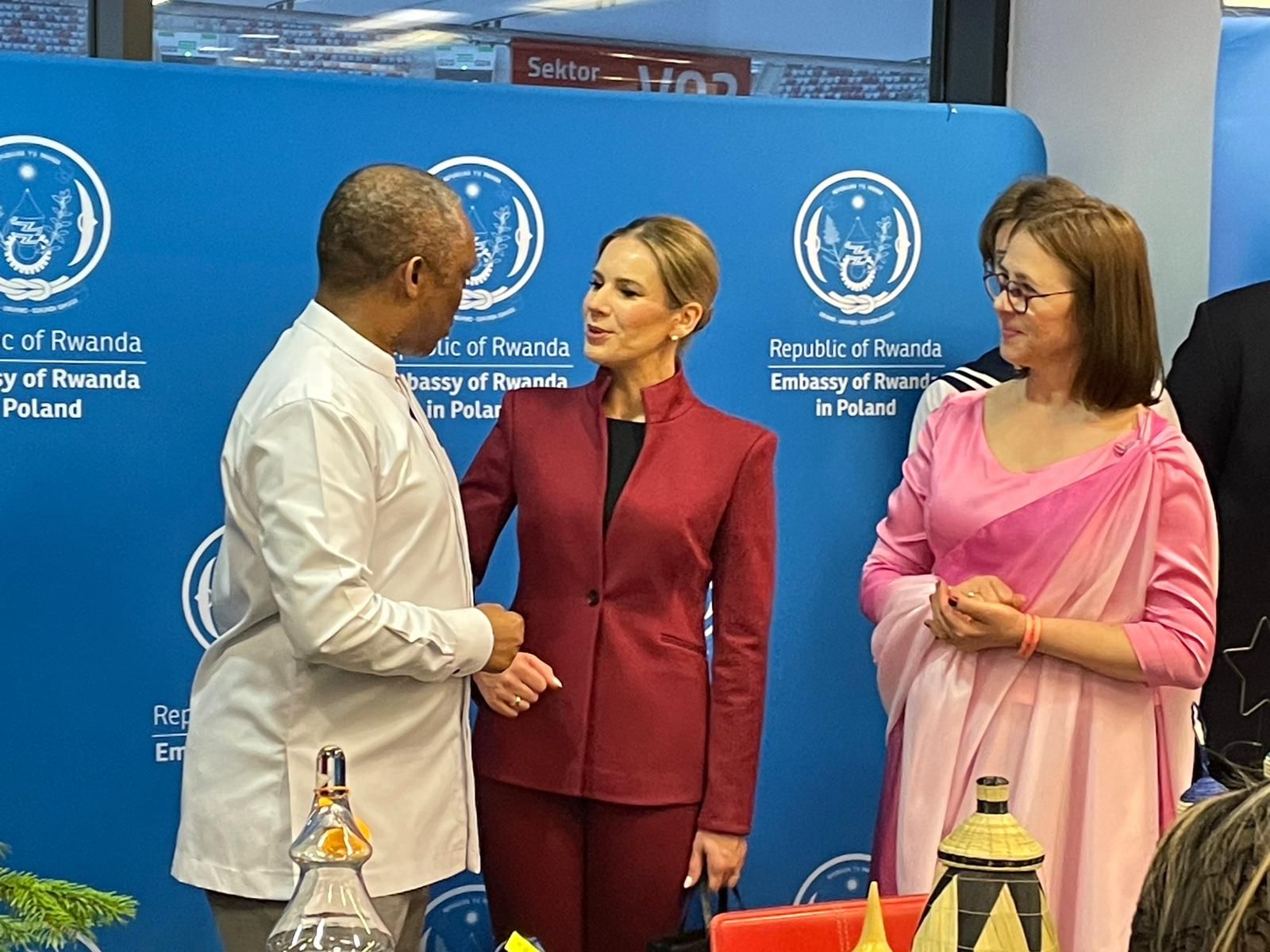 Madamu Marta NAWROCKI, Umugore wa Perezida wa Pologne ( uri hagati) ni we wari umushyitsi mukuru