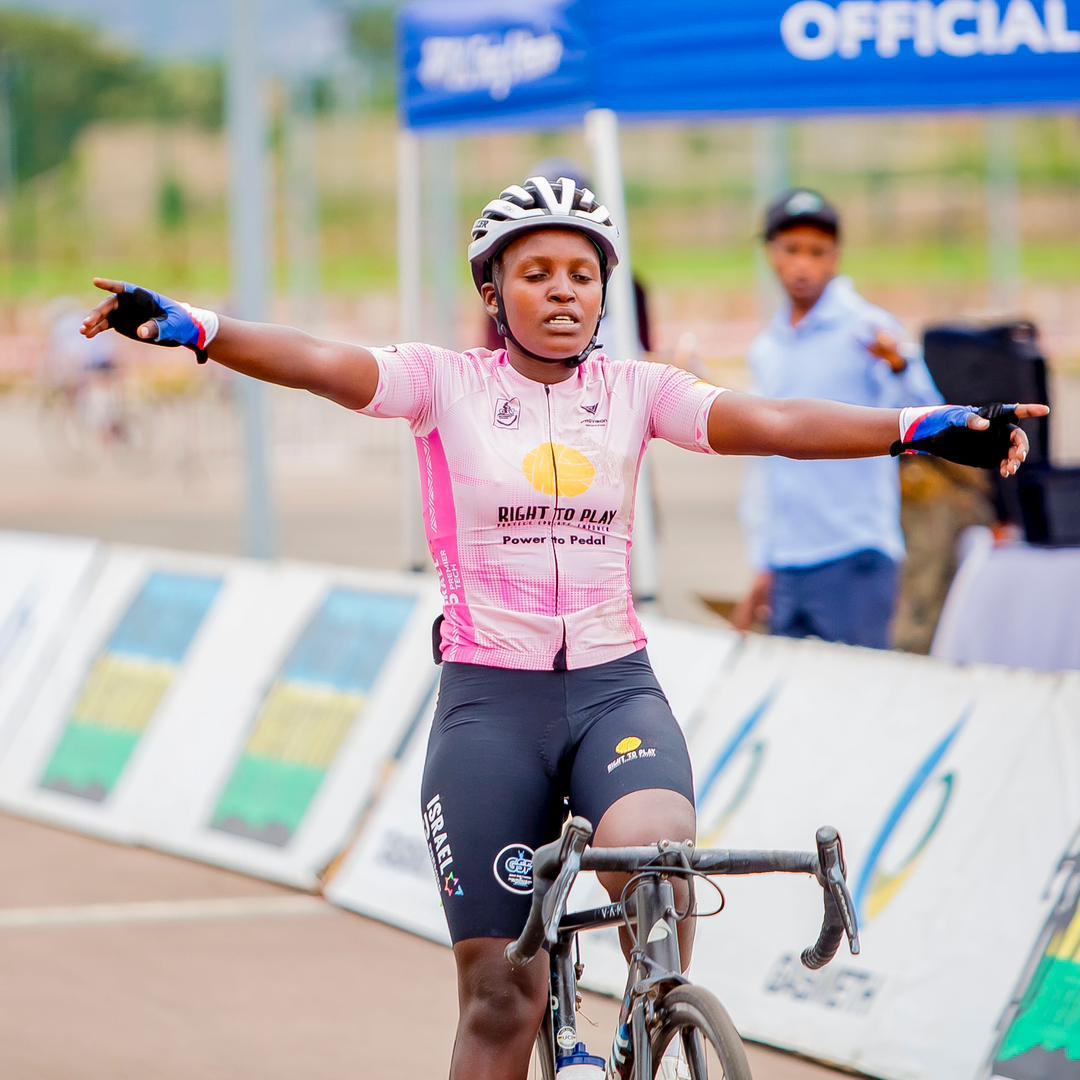 Ahishakiye Claudine wa Bugesera Cycling Team yishimira intsinzi yabonye mu bangavu