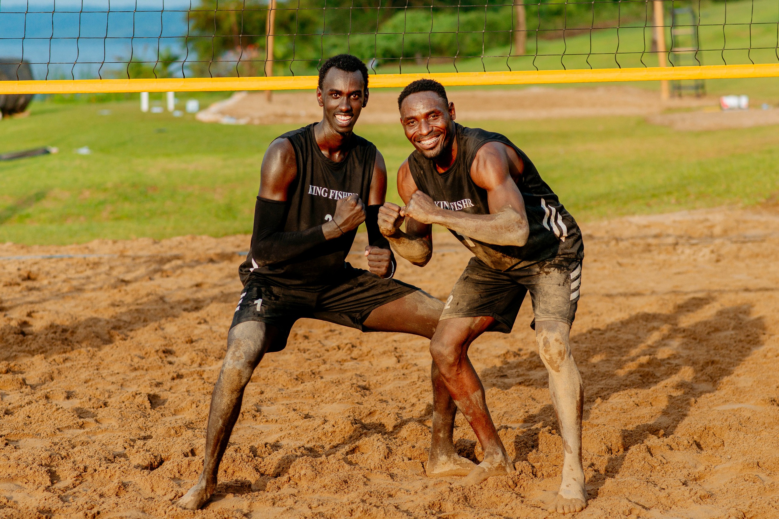 Gisubizo Merci na Paul Akan bishimira intsinzi yabahesheje kwegukana igikombe cy'Agace ka Mbere ka Shampiyona muri Beach Volleyball