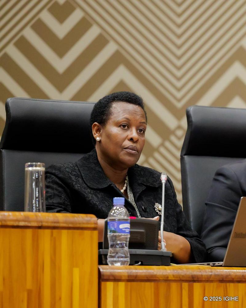 Perezida wa Komisiyo y'Ububanyi n'Amahanga, Ubutwererane n'Umutekano, Depite Tumukunde Hope atanga raporo ku badepite