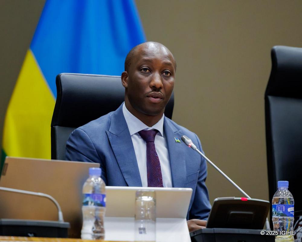 Minisitiri w'Ibikorwaremezo, Dr. Jimmy Gasore, yasobanuye ko gukoresha telefoni utayifashe mu ntoki bitagize ikibazo ku mushoferi w'ikinyabiziga