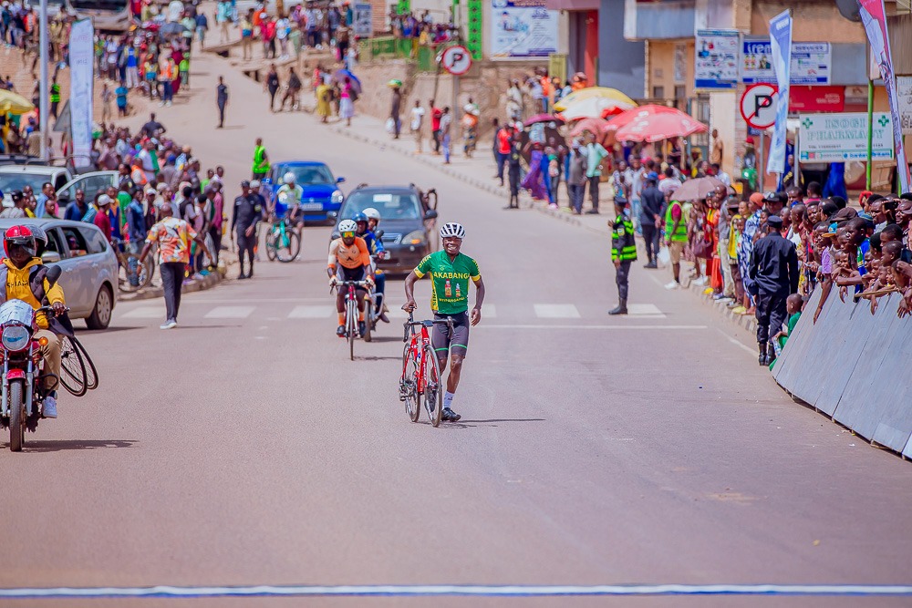 Manizabayo Jean de Dieu wa Sina Cycling Club yatambutse ku murongo ari gusunika igare nyuma y'uko yaguye habura metero nke ngo asoze isiganwa