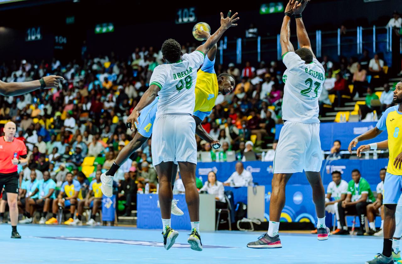 Abakinnyi b'u Rwanda bagowe no kunyuza imipira hagati y'abakinnyi ba Nigeria babarushaga igihagararo