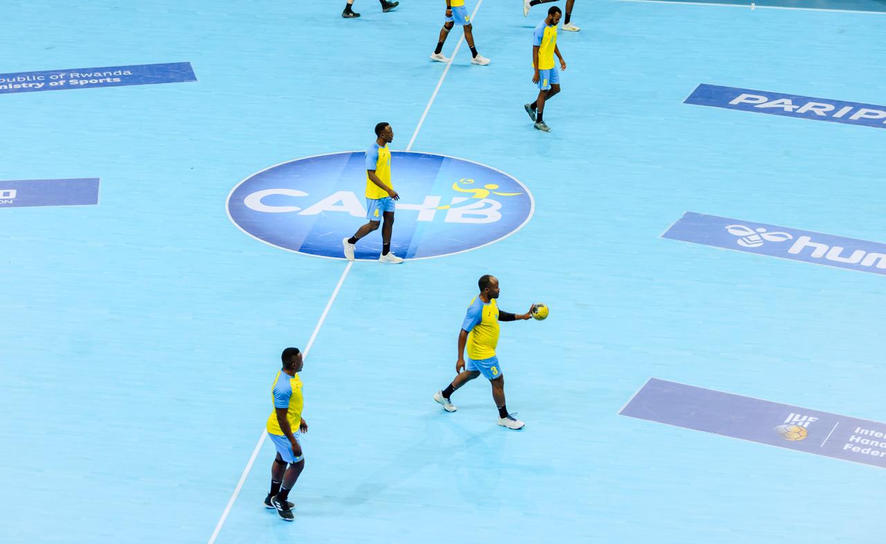 Abakinnyi b'u Rwanda batangiza umukino nyuma yo gutsindwa igitego