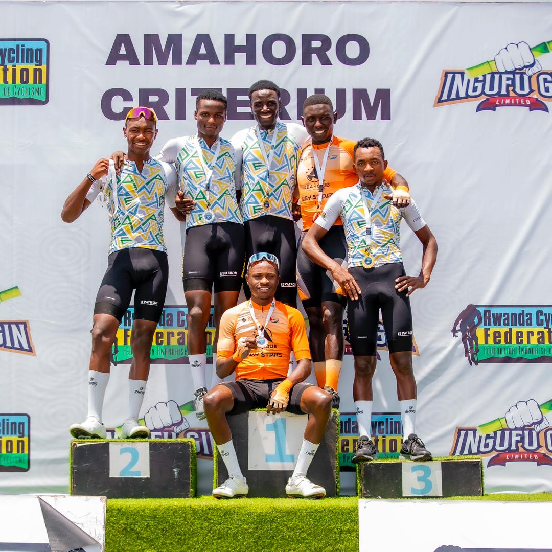 Abakinnyi bose begukanye imidali mu isiganwa "Amahoro Criterium" ryabaga ku nshuro ya kabiri, bafashe ifoto bari hamwe