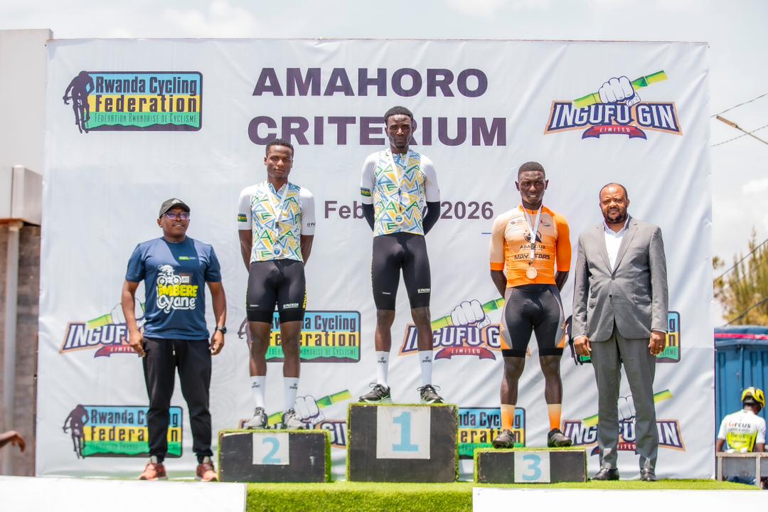 Visi Perezida wa Mbere wa FERWACY, Bigango Valentin (ibumoso) n'Umuyobozi wa Ingufu Gin Ltd, Ntihanabayo Samuel (iburyo) bahemba abakinnyi bitwaye neza mu bagabo