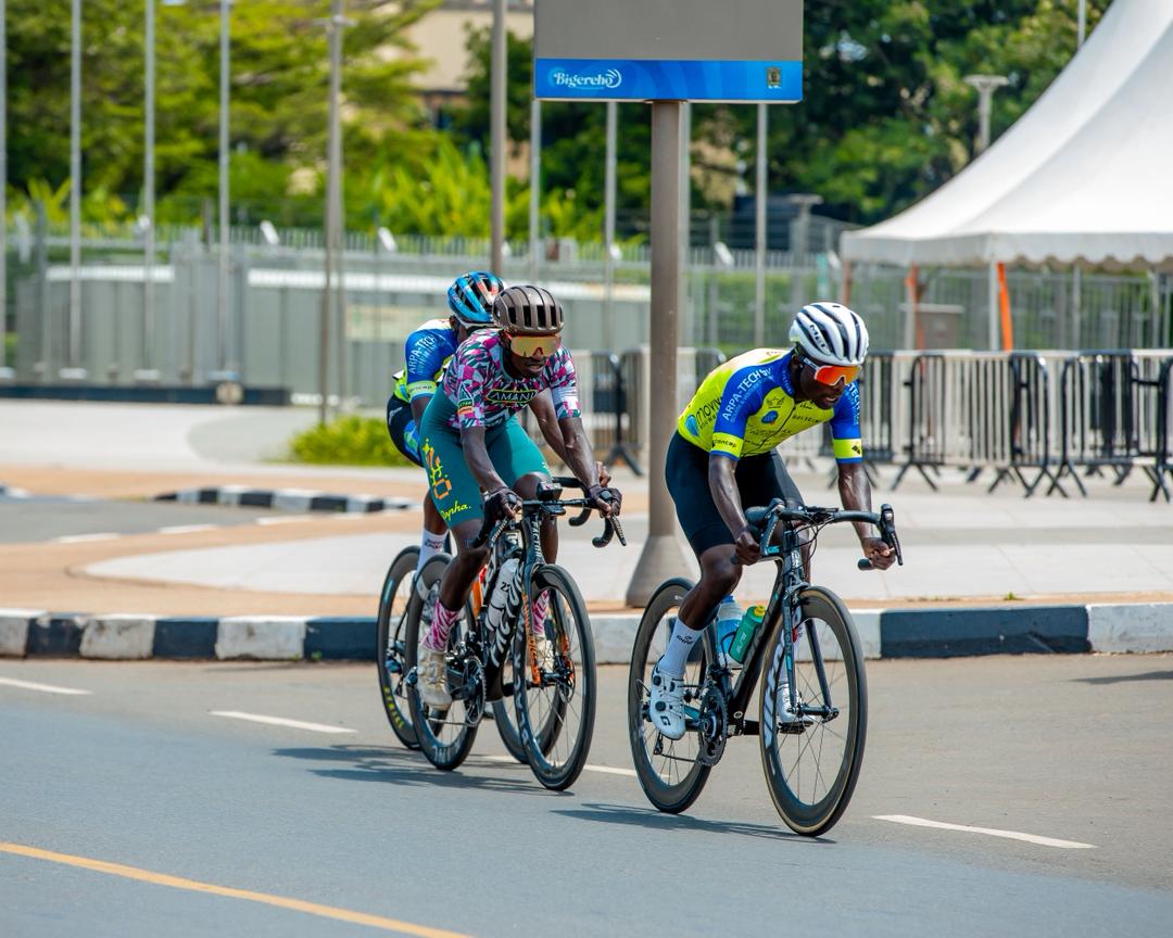 Mugisha Moïse, Niyonkuru Samuel na Manizabayo Eric bagendanaga ubwo bazengurukaga bwa mbere