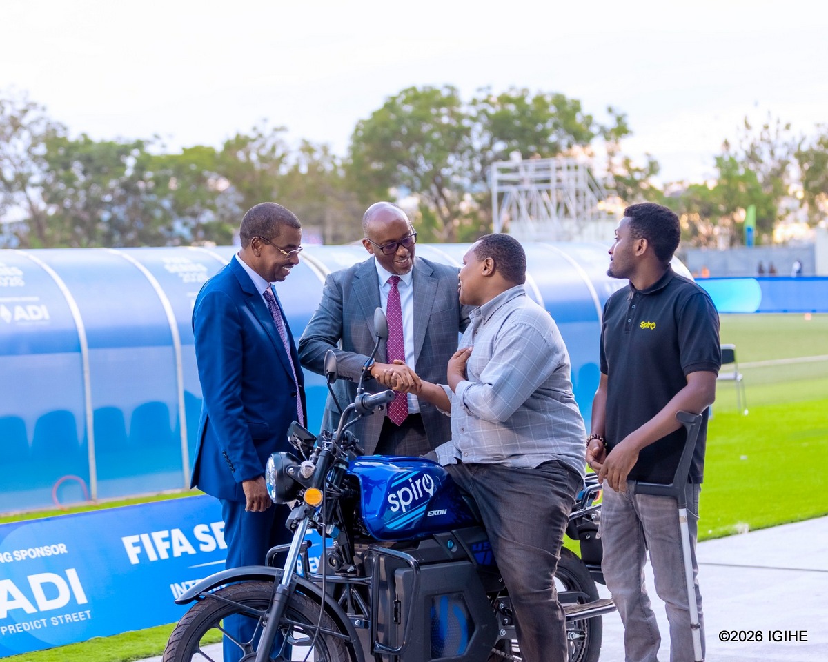 Intwari Patrickyashimiye abamuhaye moto yatsindiye