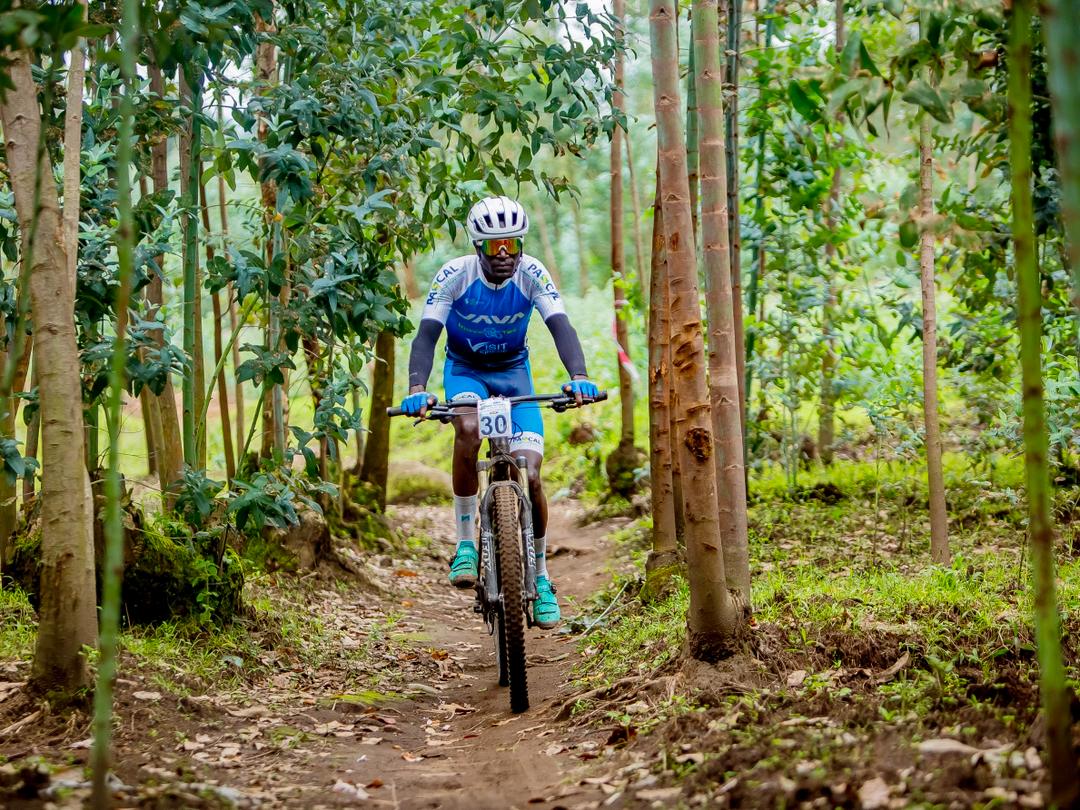 Byukusenge Patrick yakinnye isiganwa rya Mountain Bike ariko ntiyahiriwe nk'uko bijya bigenda mu masiganwa yo mu muhanda ya Raod race